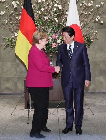 安倍总理在总理大臣官邸与德意志联邦共和国总理安格拉・默克尔举行了首脑会谈等。