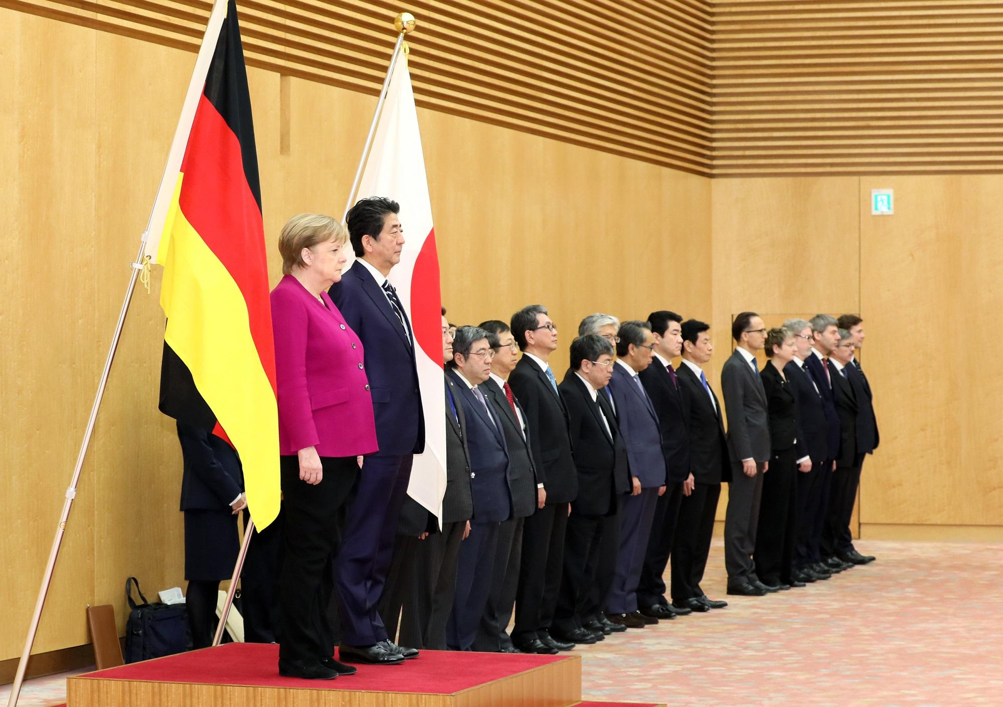 安倍总理在总理大臣官邸与德意志联邦共和国总理安格拉・默克尔举行了首脑会谈等。