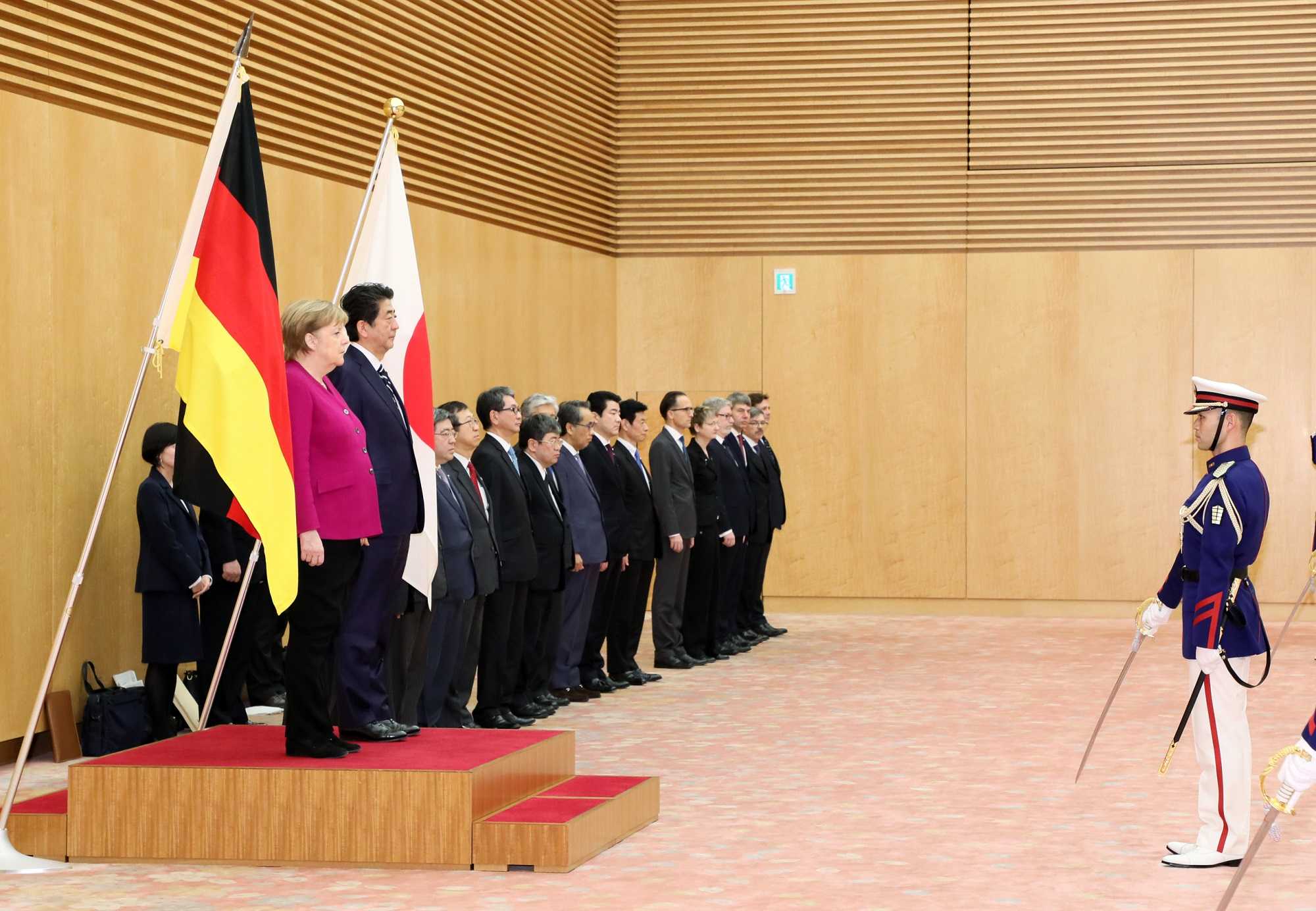 安倍总理在总理大臣官邸与德意志联邦共和国总理安格拉・默克尔举行了首脑会谈等。