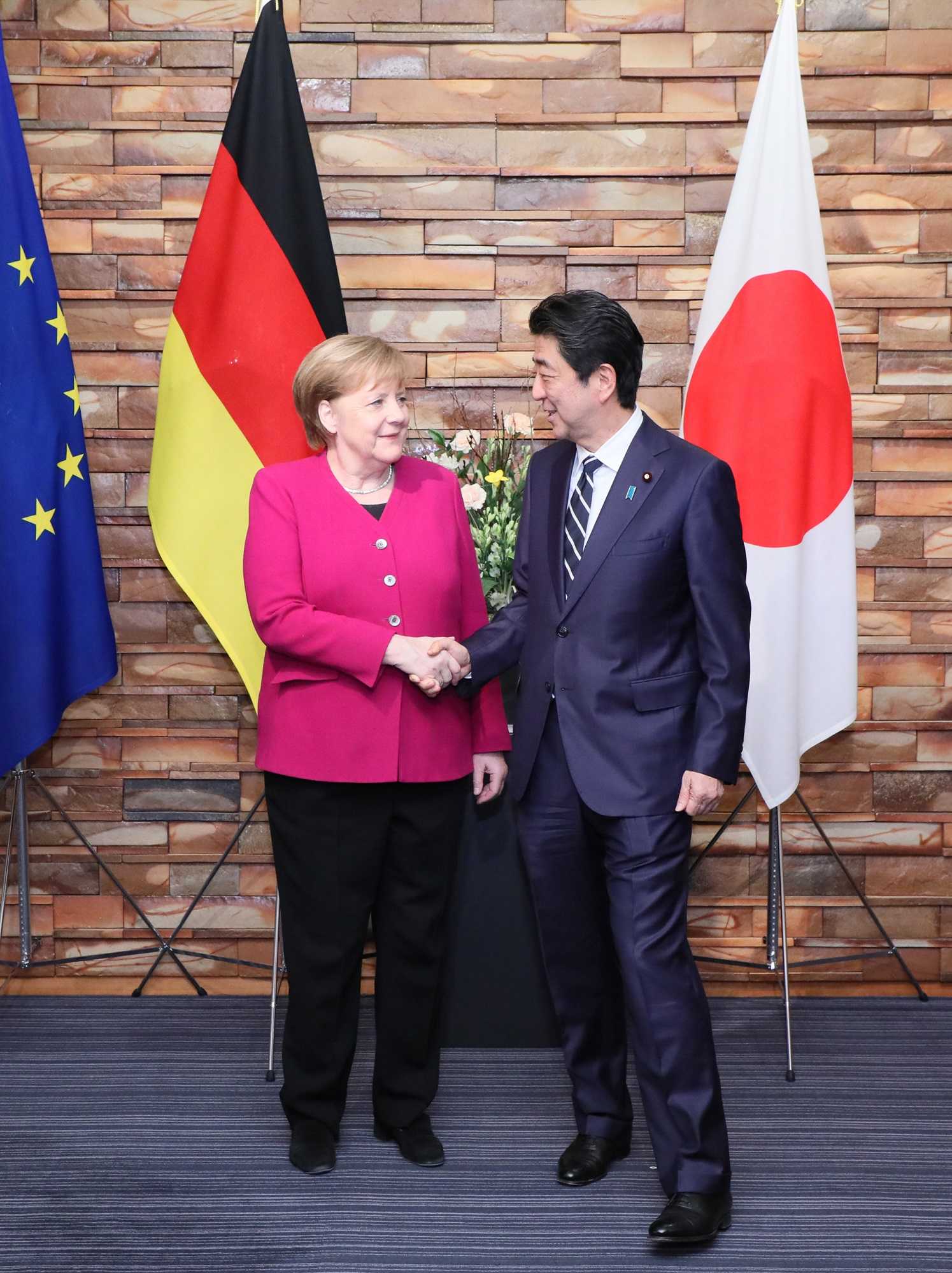 安倍总理在总理大臣官邸与德意志联邦共和国总理安格拉・默克尔举行了首脑会谈等。