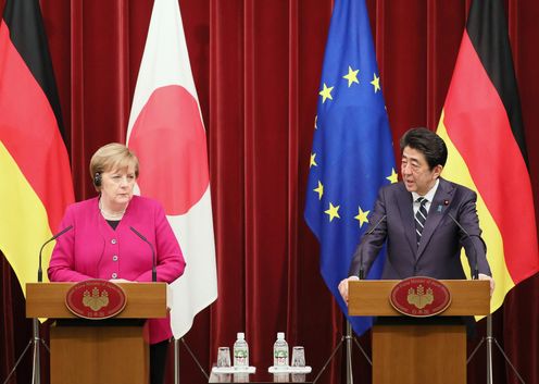 安倍总理在总理大臣官邸与德意志联邦共和国总理安格拉・默克尔举行了首脑会谈等。