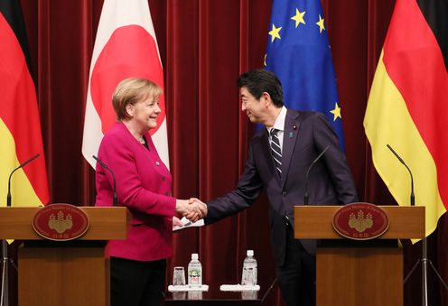 安倍总理在总理大臣官邸与德意志联邦共和国总理安格拉・默克尔举行了首脑会谈等。