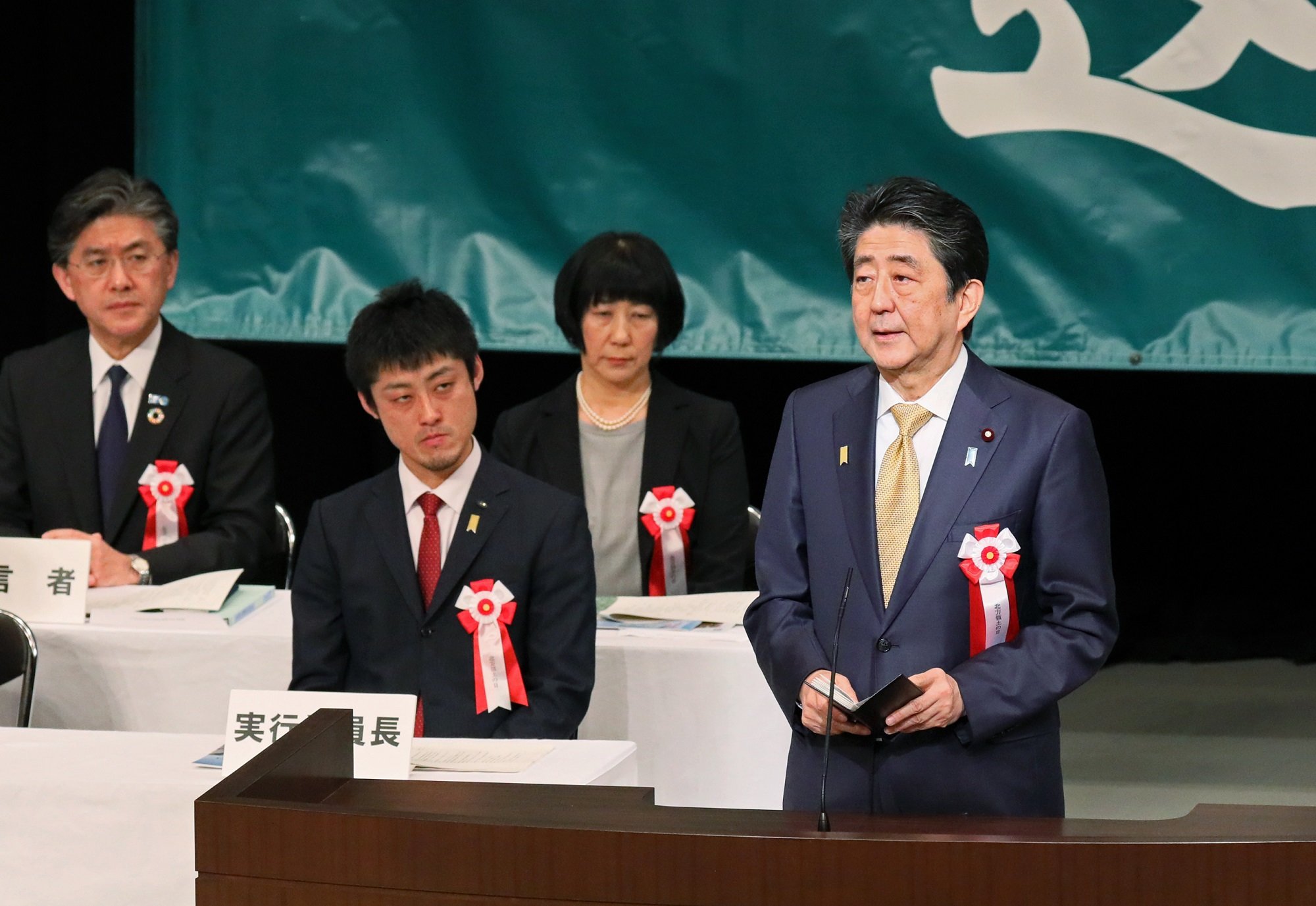 安倍总理出席了在东京都内举行的要求归还北方领土全国大会。