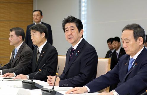 安倍总理在总理大臣官邸出席了有关防止儿童虐待对策的相关阁僚会议。