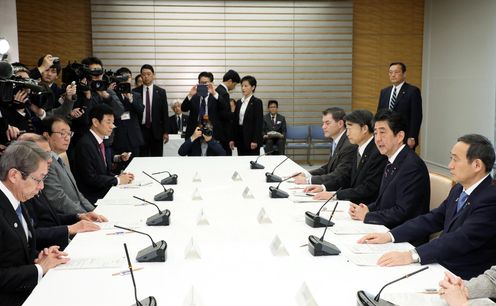 安倍总理在总理大臣官邸出席了有关防止儿童虐待对策的相关阁僚会议。