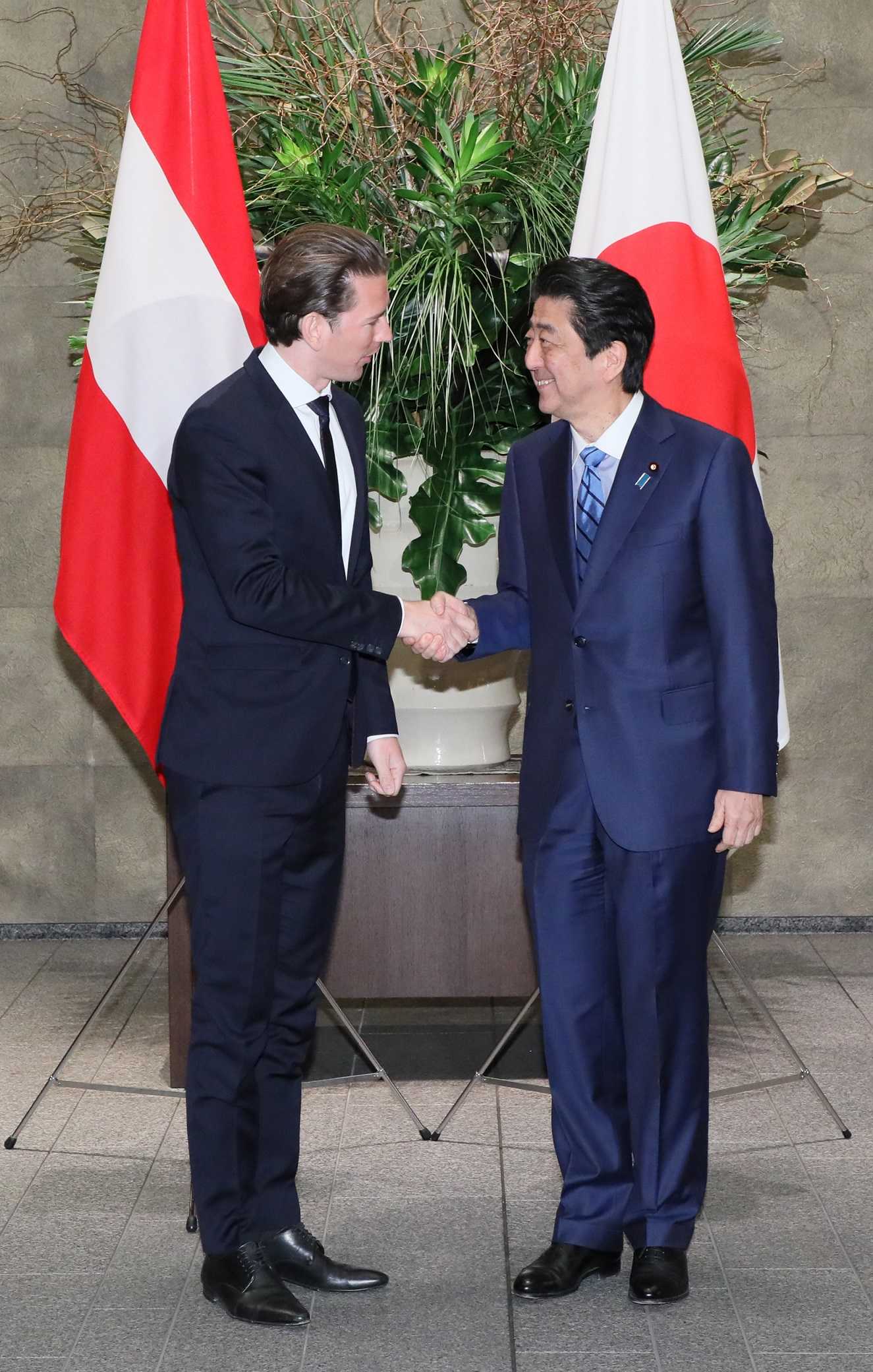 安倍总理在总理大臣官邸与奥地利共和国总理塞巴斯蒂安・库尔茨举行了首脑会谈等。