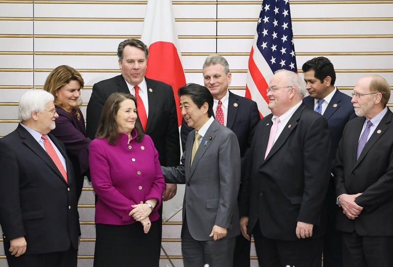 安倍总理在总理大臣官邸接受了美国议会日本研究组访日议员团一行的拜会