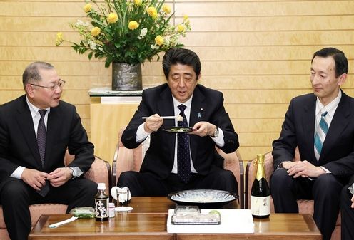 安倍总理接受了下关河豚联盟等代表的拜访。