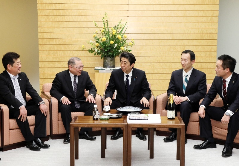 安倍总理接受了下关河豚联盟等代表的拜访。