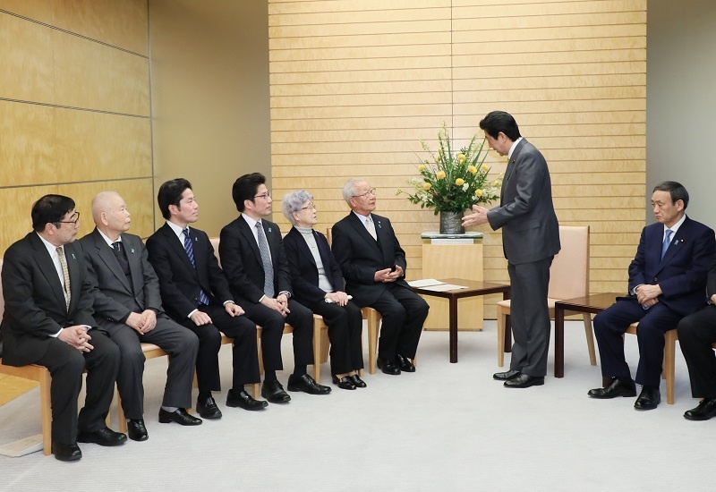 安倍总理在总理大臣官邸与被北朝鲜绑架受害者家属等进行了会面。