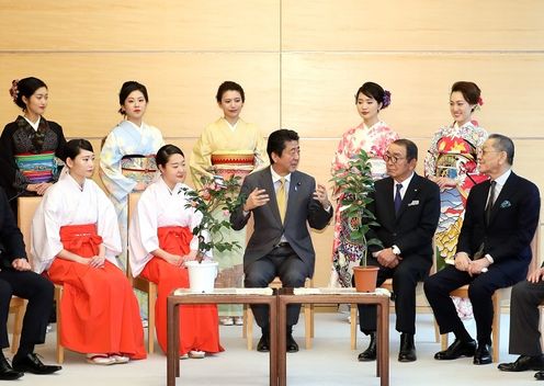 安倍总理在总理大臣官邸接受了来自久留米市的纪念品山茶花。
