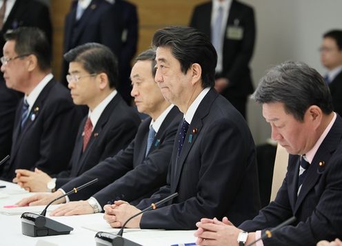 安倍总理在总理大臣官邸出席了有关每月例行经济报告等的相关阁僚会议。