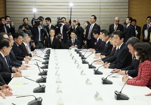 安倍总理在总理大臣官邸出席了有关每月例行经济报告等的相关阁僚会议。