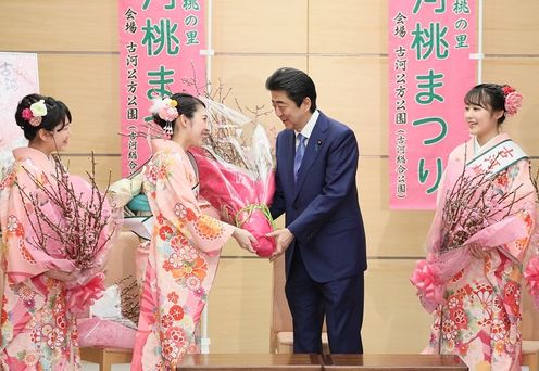 安倍总理接受了古河桃姑娘等的拜访。
