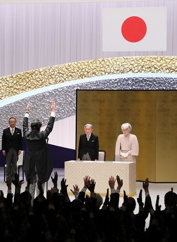 在天皇和皇后两位陛下的莅临之下，安倍总理出席了在东京都内举行的天皇陛下在位三十年纪念典礼。