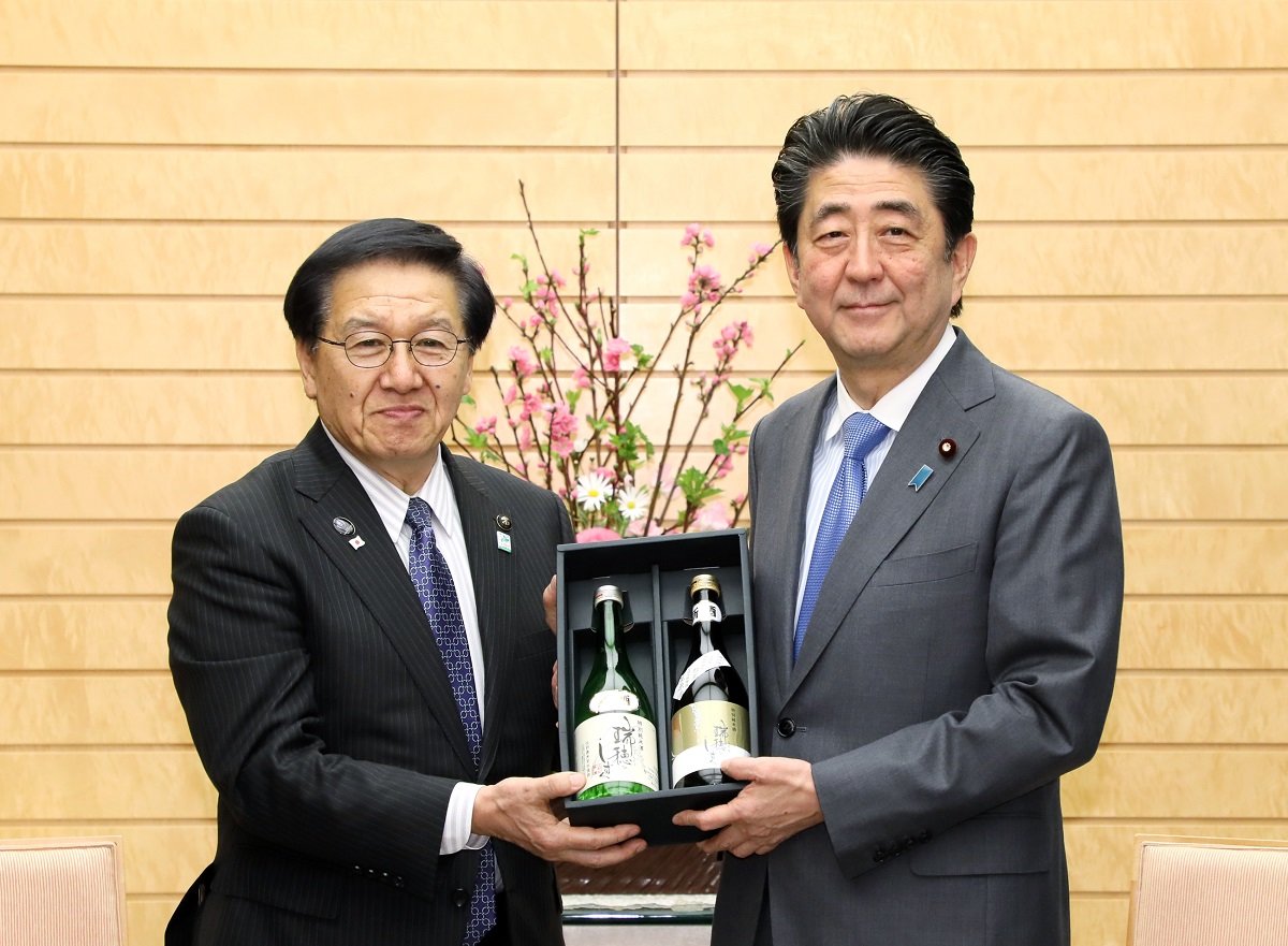 安倍总理在总理大臣官邸接受了北海道江别市市长三好升等赠送的北海道江别市及惠庭市的农产品。