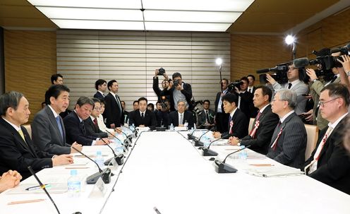 安倍总理在总理大臣官邸召开了2019年第3次经济财政咨询会议。