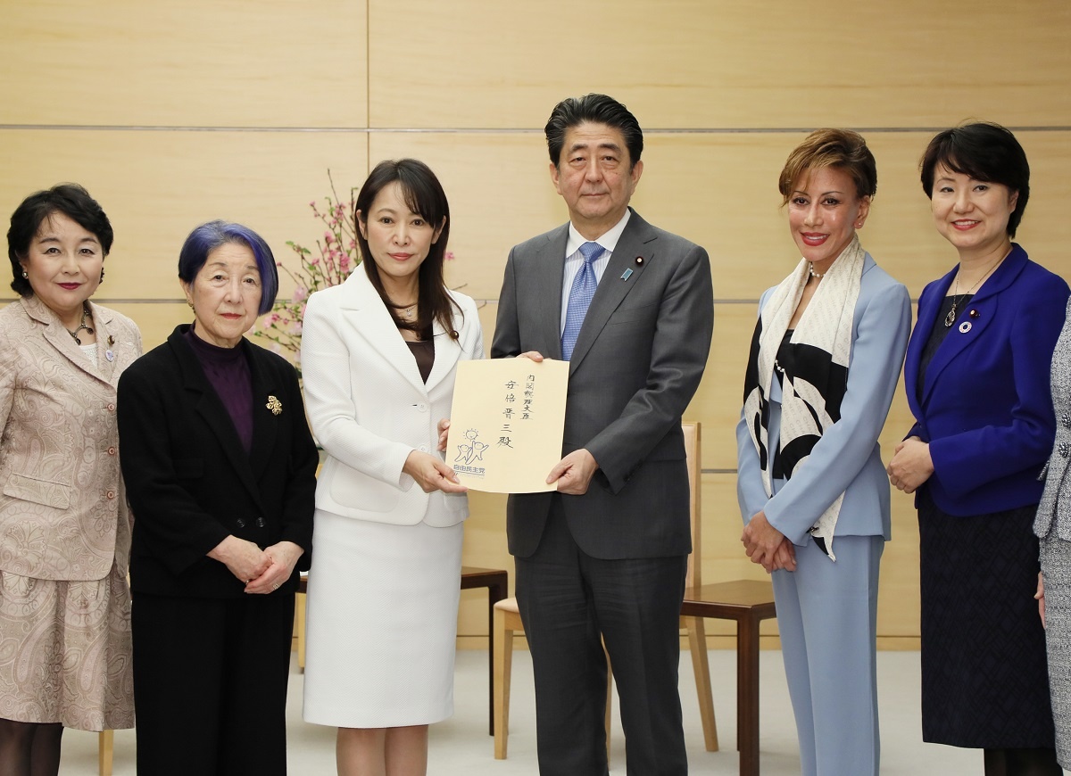 安倍总理在总理大臣官邸接受了自由民主党女性活跃推进本部就举行W20 JAPAN 2019的相关要求。