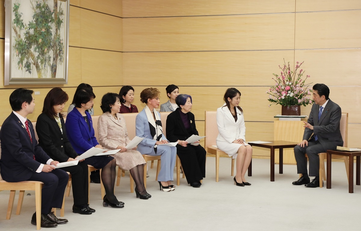 安倍总理在总理大臣官邸接受了自由民主党女性活跃推进本部就举行W20 JAPAN 2019的相关要求。