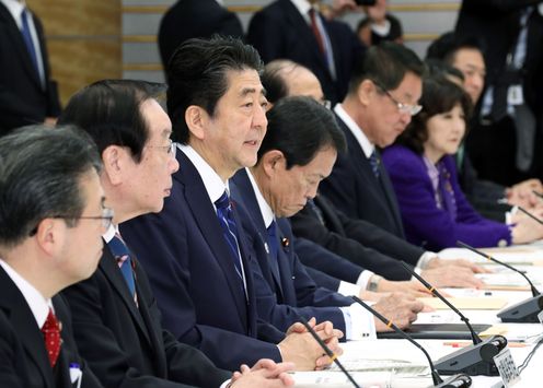 安倍总理在总理大臣官邸召开了第22次复兴推进会议及第48次原子能灾害对策本部会议的联合会议。
