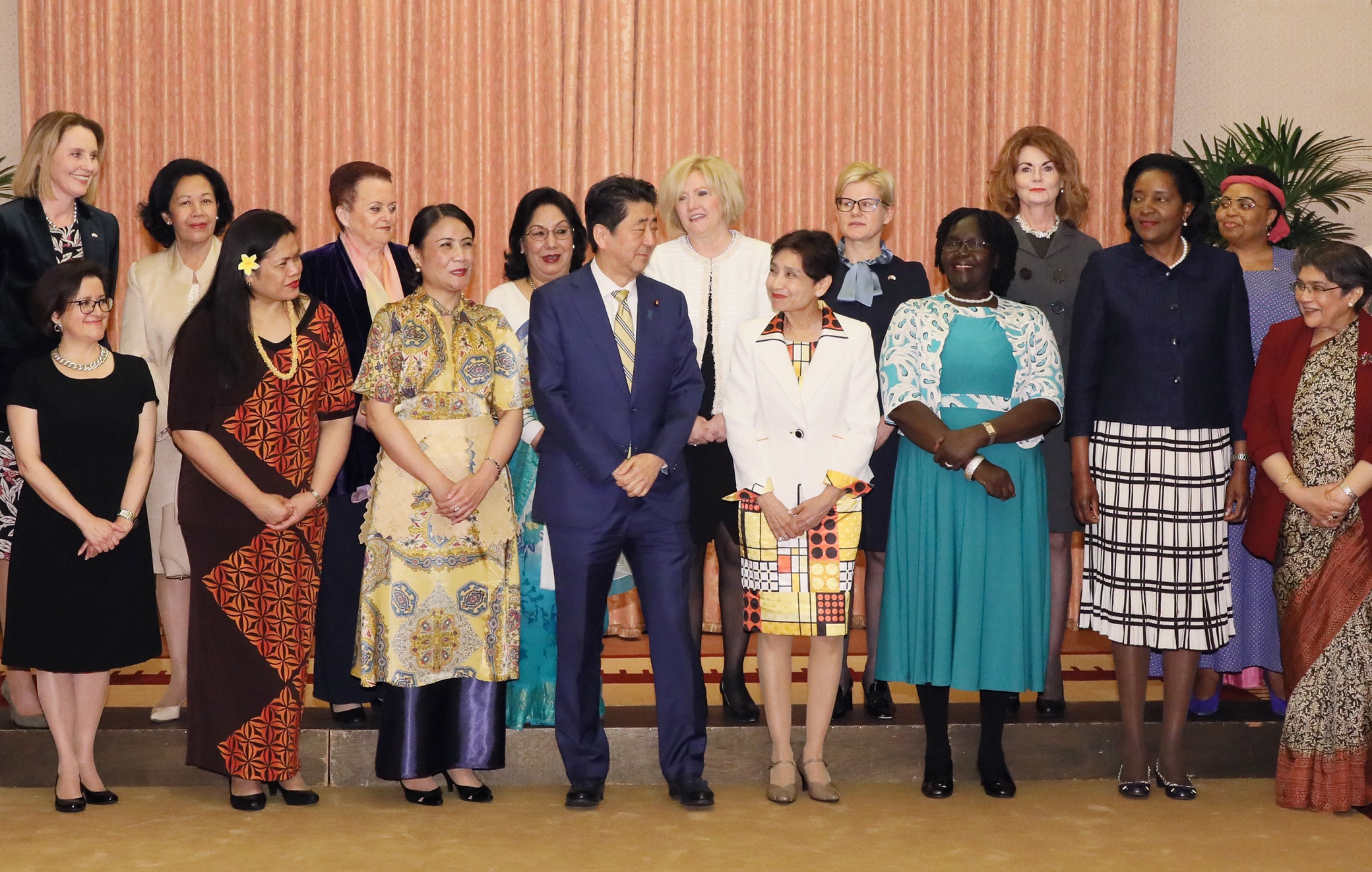安倍内阁总理大臣在总理大臣公邸邀请驻日女大使举行了午餐会。
