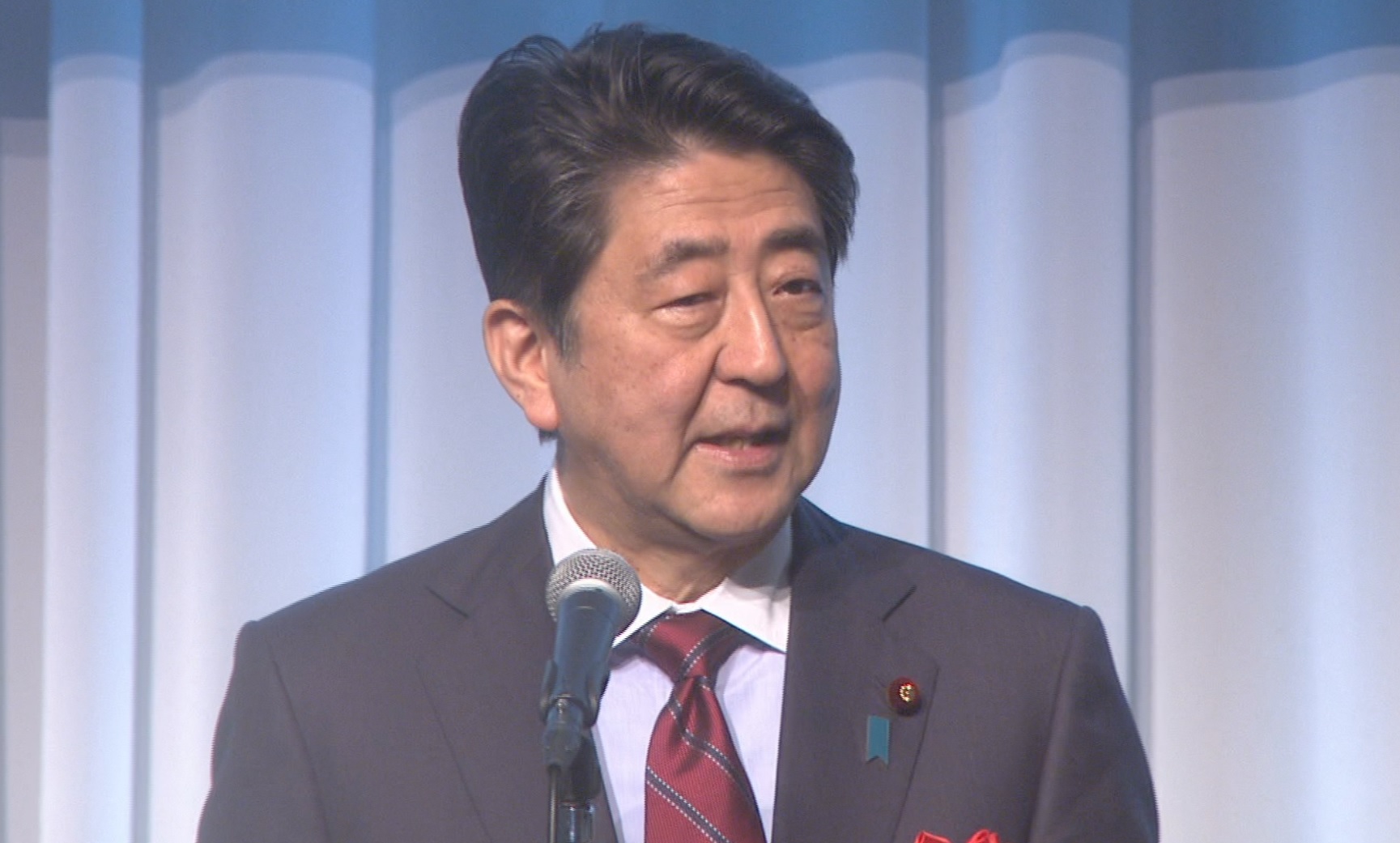 安倍总理出席了在东京都内举行的日本医师会红胡子大奖表彰仪式与招待会。
