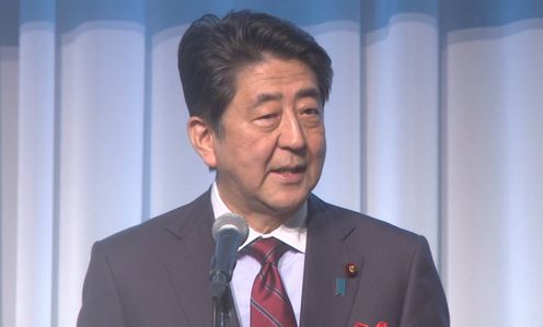 安倍总理出席了在东京都内举行的日本医师会红胡子大奖表彰仪式与招待会。