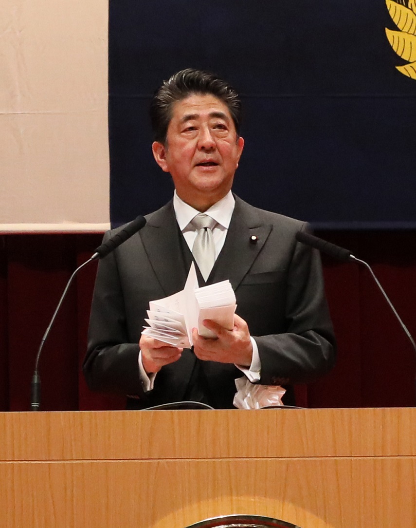 安倍总理出席了位于神奈川县横须贺市的防卫大学校的毕业典礼,并作为自卫队最高指挥官对毕业生作了训示。