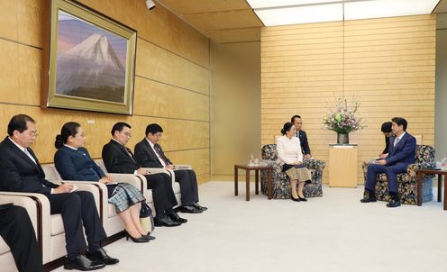 安倍总理在总理大臣官邸接受了老挝人民民主共和国国会主席巴妮・雅陶都等的拜会。