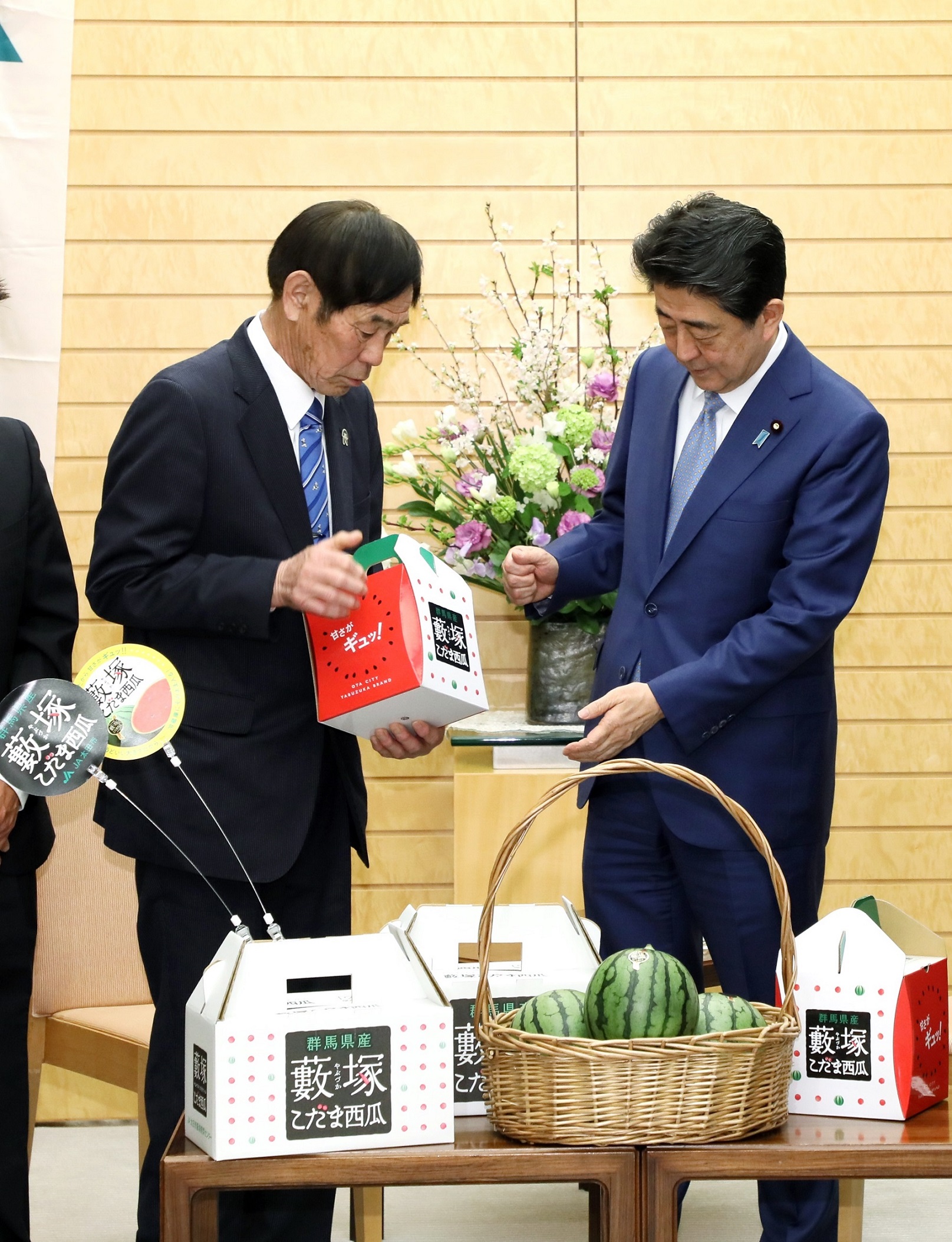 安倍总理在总理大臣官邸接受了JA太田市赠送的薮塚小玉西瓜。