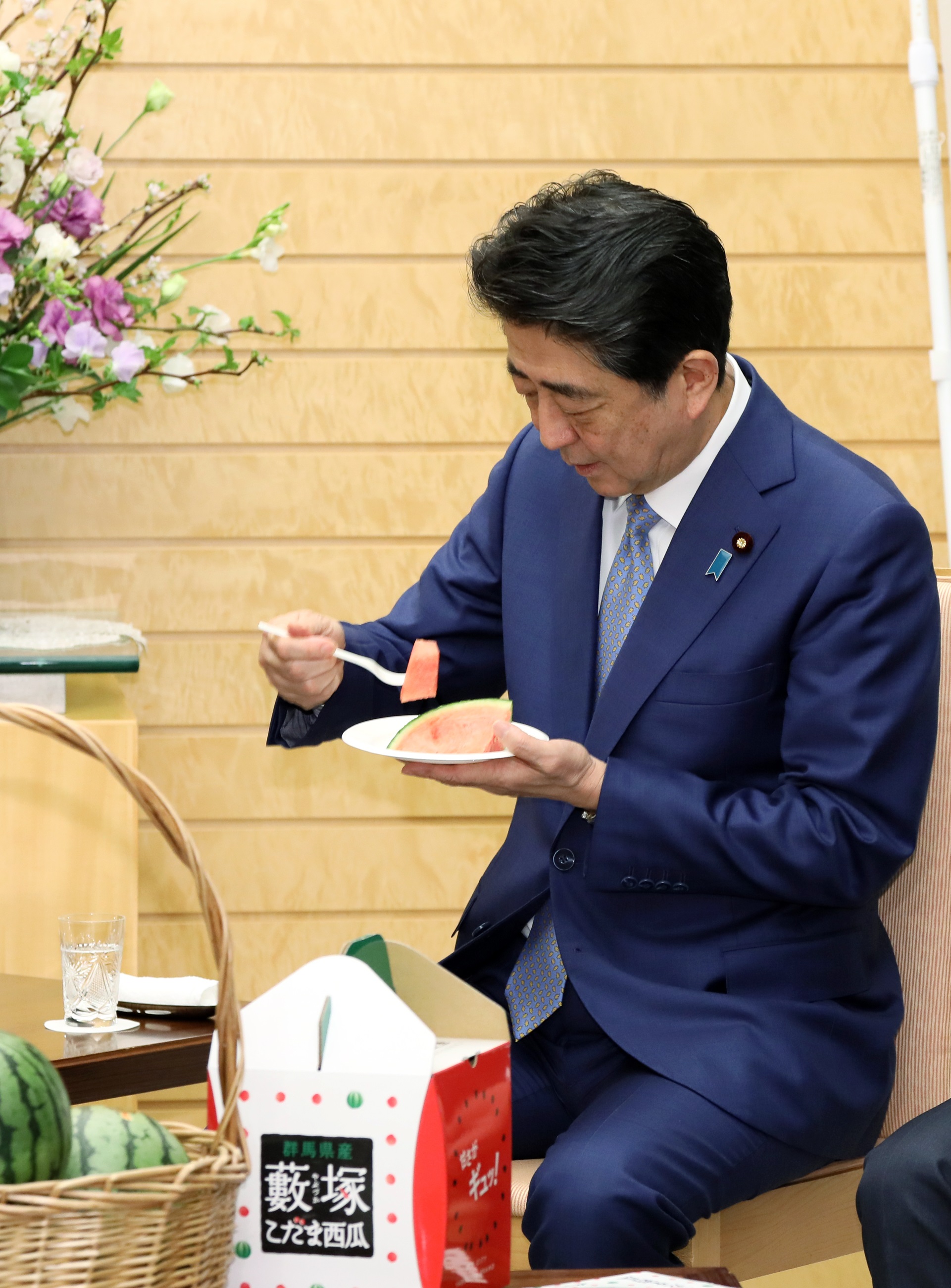安倍总理在总理大臣官邸接受了JA太田市赠送的薮塚小玉西瓜。