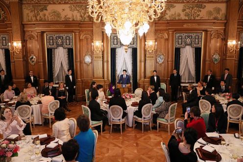 安倍总理在迎宾馆赤坂离宫接受了为出席第5届国际女性会议WAW！/二十国集团妇女会议（W20）而访日的女性外长等的拜会，接着举办了晚餐会。