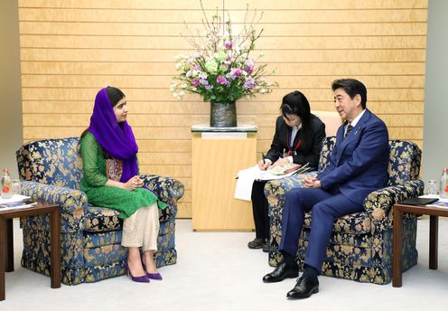 安倍总理在总理大臣官邸接受了诺贝尔和平奖得主马拉拉・优素福扎伊女士的拜会，接着举行了联合记者招待会。