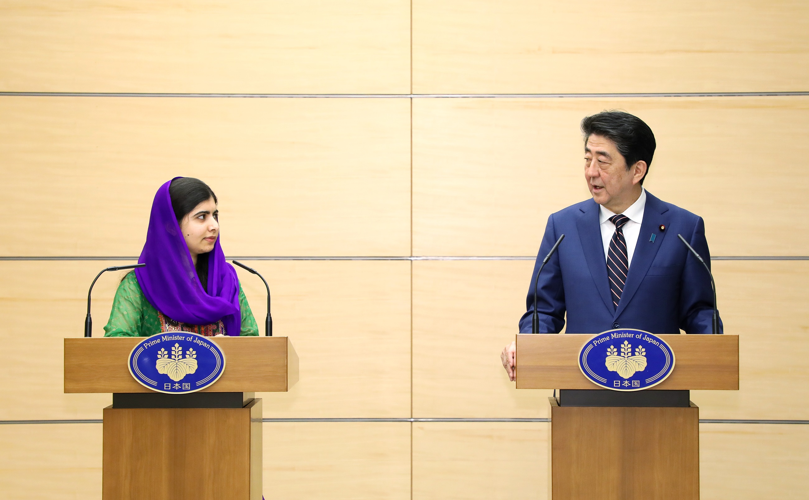 安倍总理在总理大臣官邸接受了诺贝尔和平奖得主马拉拉・优素福扎伊女士的拜会，接着举行了联合记者招待会。