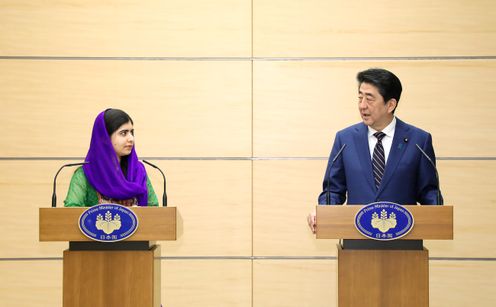 安倍总理在总理大臣官邸接受了诺贝尔和平奖得主马拉拉・优素福扎伊女士的拜会，接着举行了联合记者招待会。