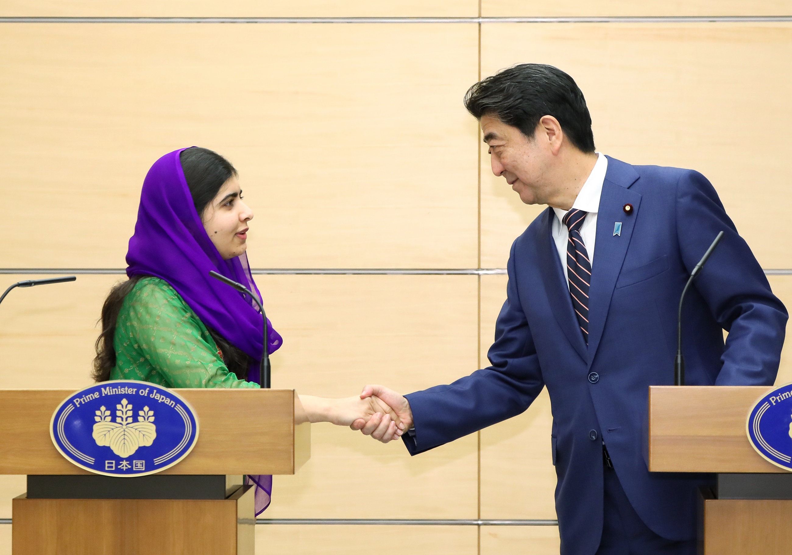 安倍总理在总理大臣官邸接受了诺贝尔和平奖得主马拉拉・优素福扎伊女士的拜会，接着举行了联合记者招待会。