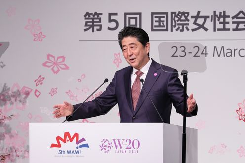 安倍总理出席了在东京都内举行的第5届国际女性会议WAW！/二十国集团妇女会议（W20）。