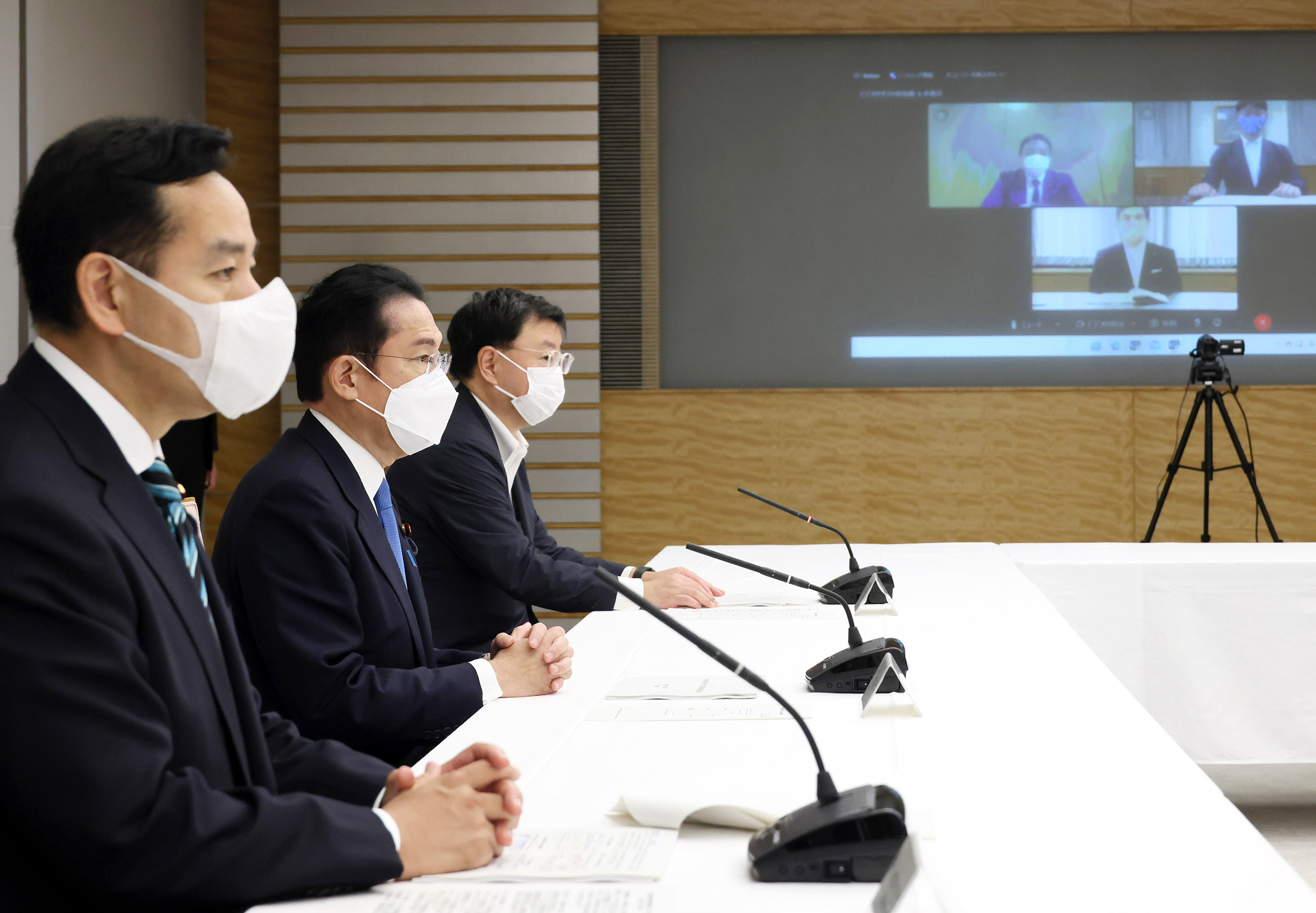 出席有关月度经济报告等相关阁僚会议