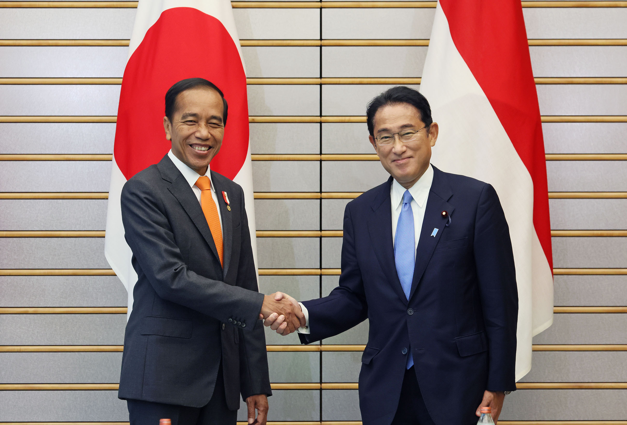 举行日本印度尼西亚首脑会谈等