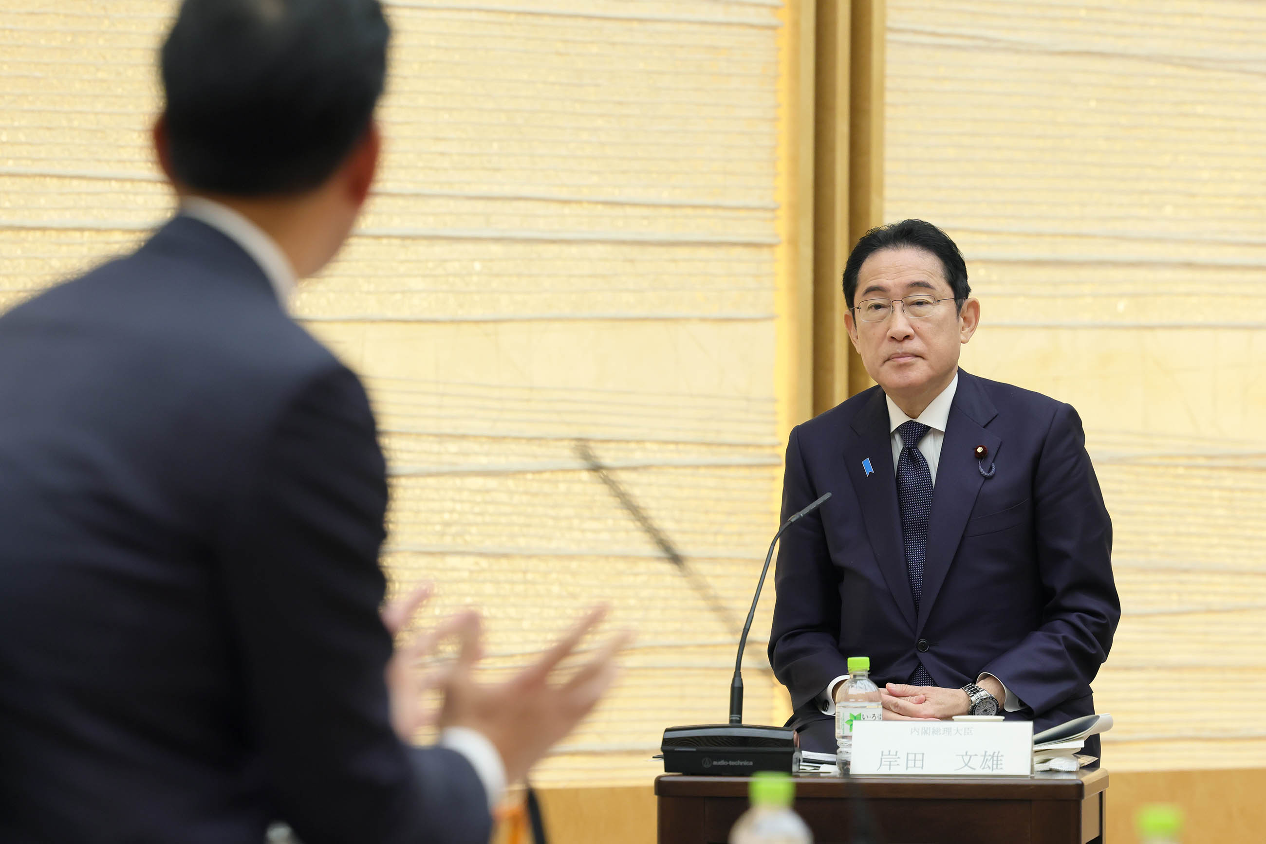 岸田首相在恳谈会上倾听中小企业经营者的意见