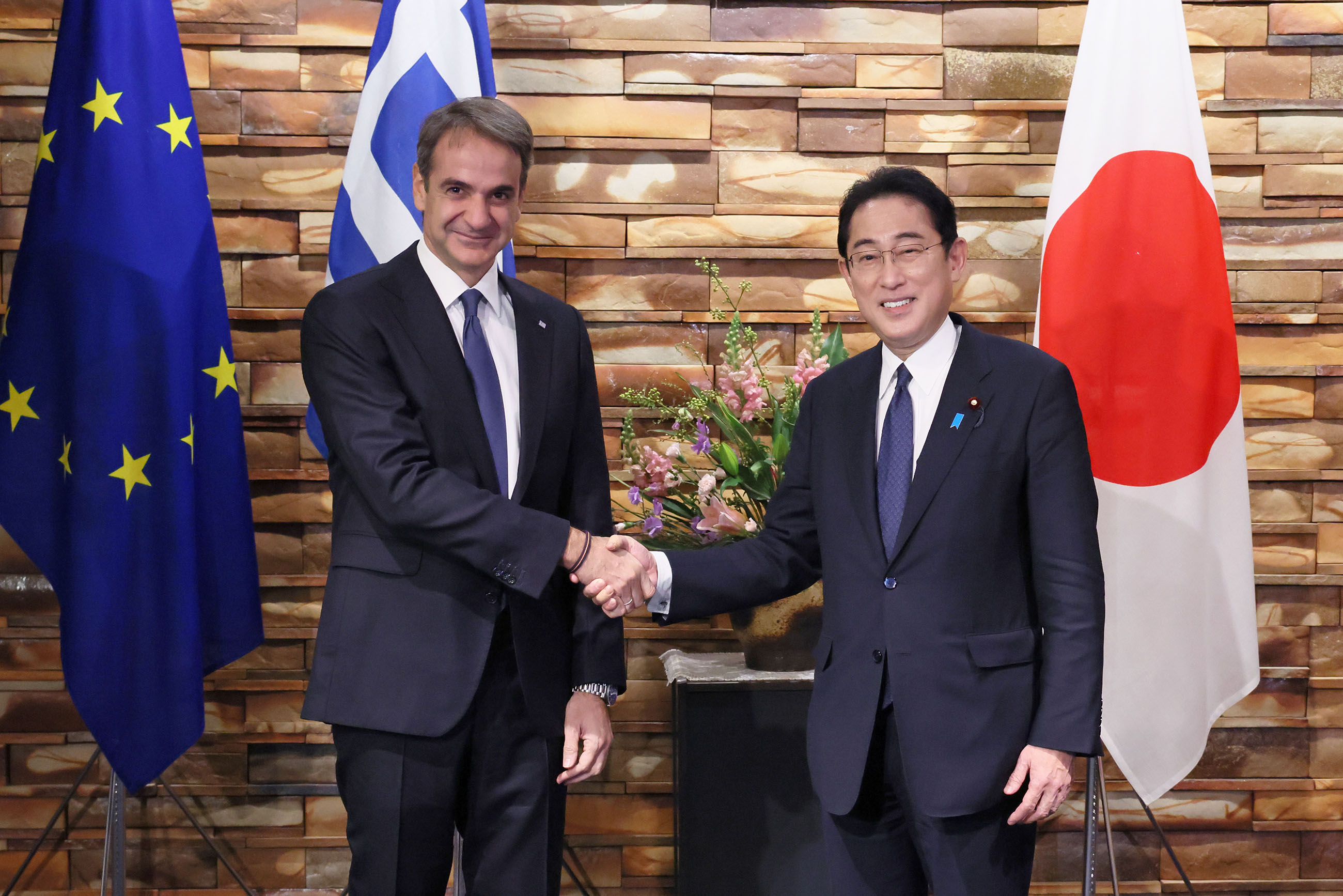 举行日本希腊首脑会谈等