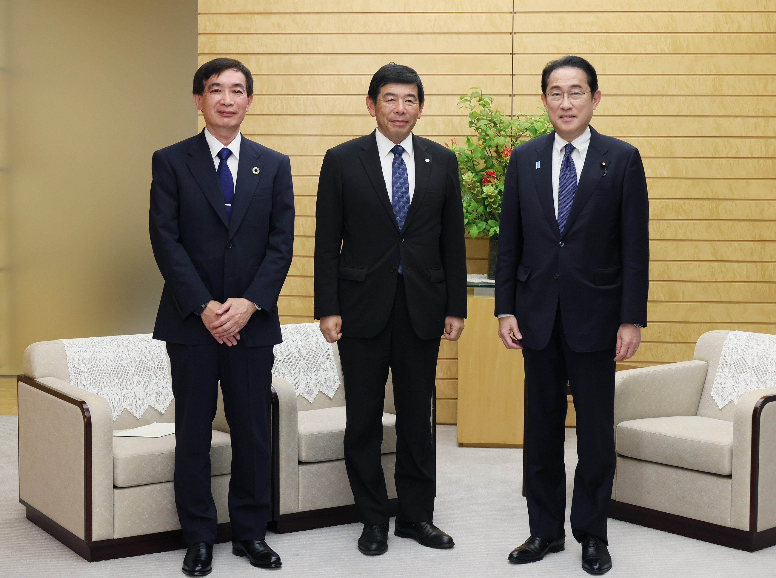 会见世界海关组织(WCO)秘书长御厨邦雄以及万国邮政联盟(UPU)国际局总局长目时政彦