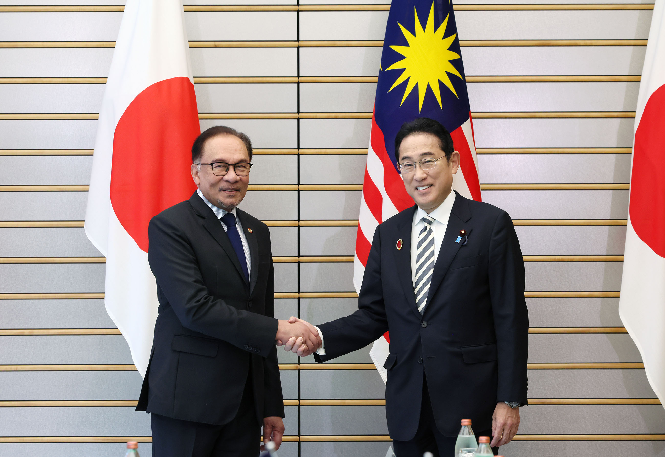 日本-东盟特别峰会：受邀国家领导人的双边会谈等   