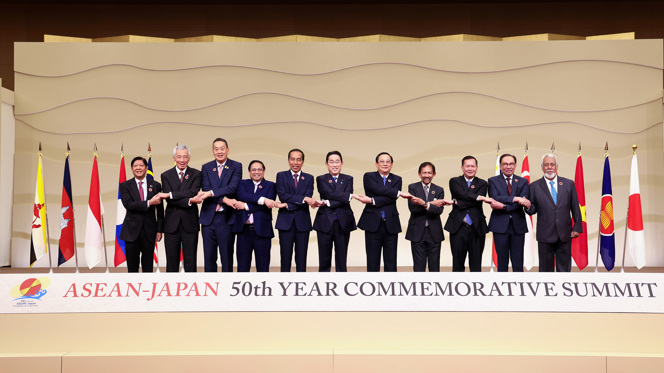 出席日本与东盟建立友好合作关系 50 周年特别峰会