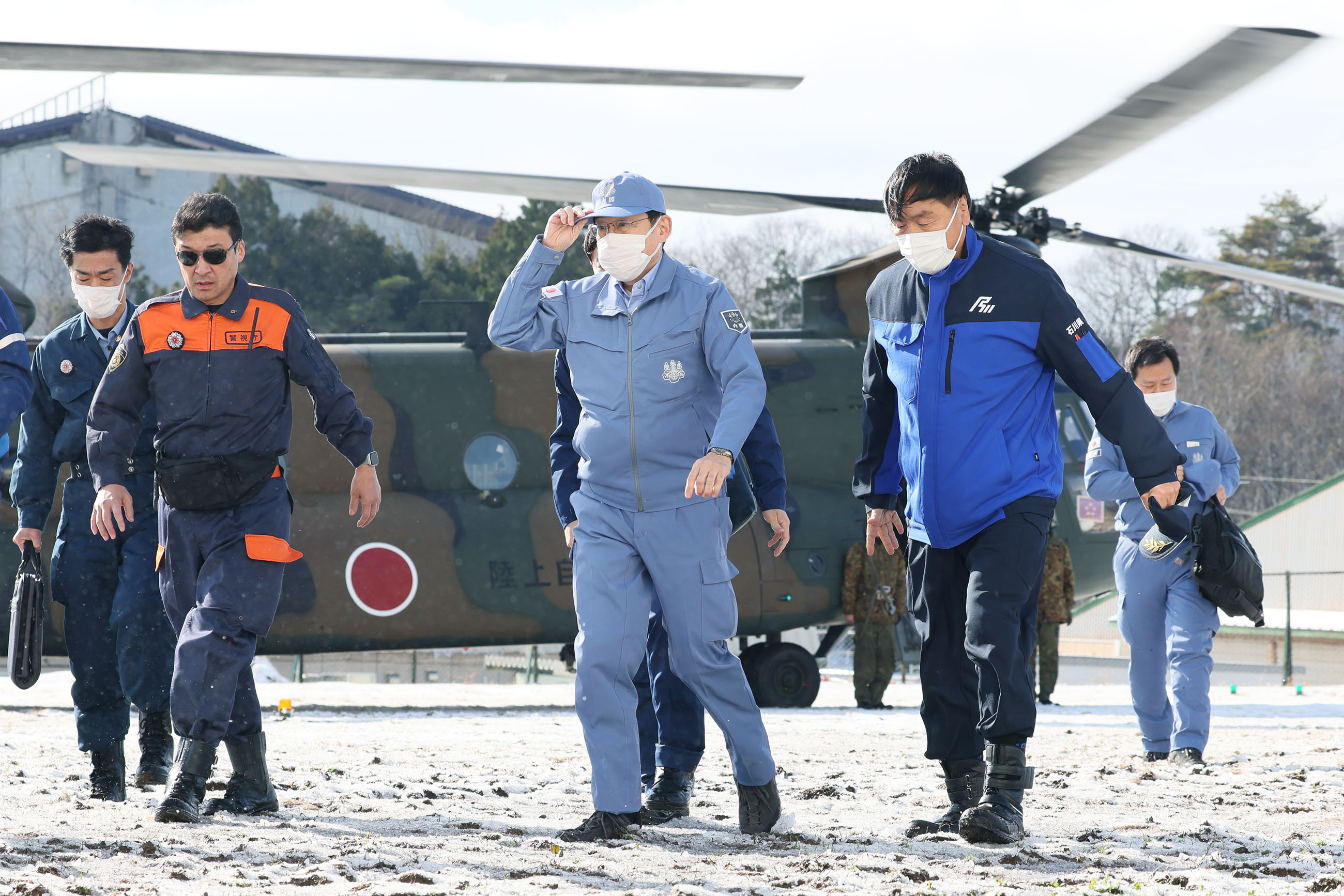 岸田首相乘自卫队直升机亲临灾区