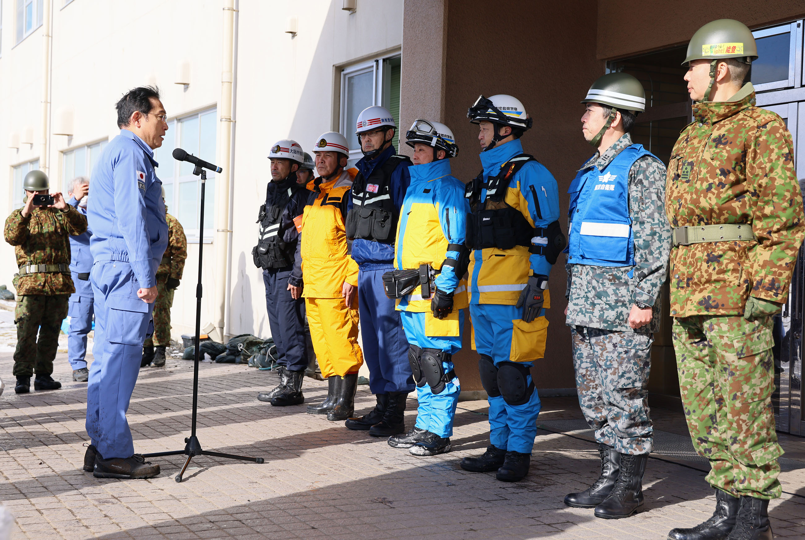 首相激励灾区的自卫队部队