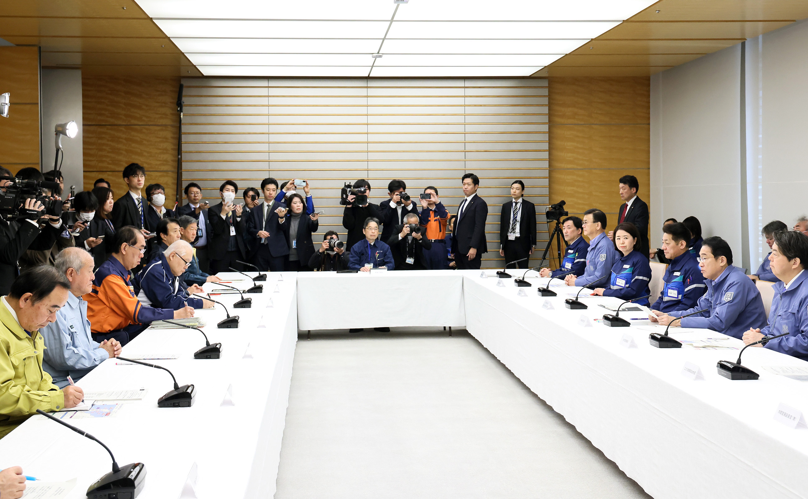 在会议上发言的岸田首相