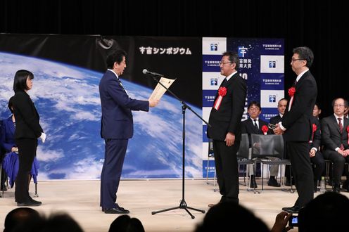 安倍总理出席了在东京都内举行的第3届宇宙开发利用大奖表彰仪式。