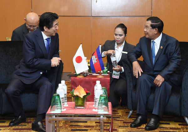 安倍总理为了出席东盟(ASEAN)相关首脑会议继续访问了马来西亚的吉隆坡。