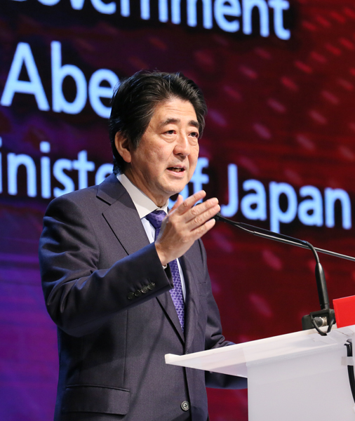 安倍总理为了出席东盟(ASEAN)相关首脑会议继续访问了马来西亚的吉隆坡。